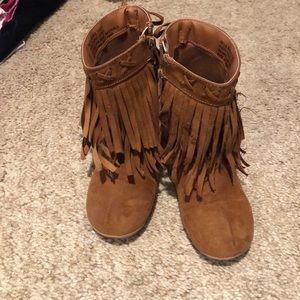 Toddler fringe boots